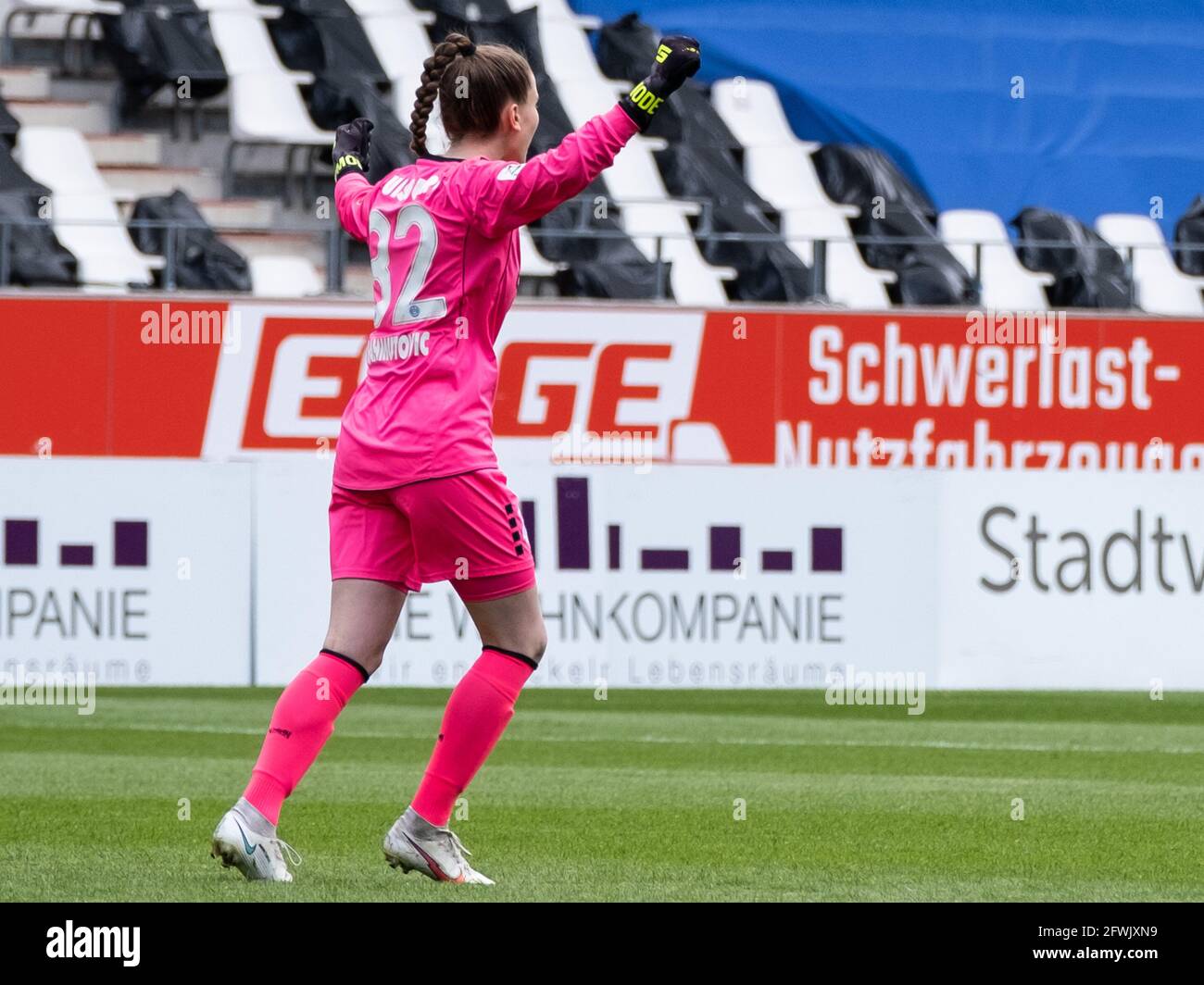 Essen, Germania. 23 maggio 2021. ENA Mahmutovic (32 MSV) festeggia il suo primo gol durante la partita Frauen Bundesliga tra SGS Essen e MSV Duisburg allo Stadion Essen in Germania. Credit: SPP Sport Press Photo. /Alamy Live News Foto Stock