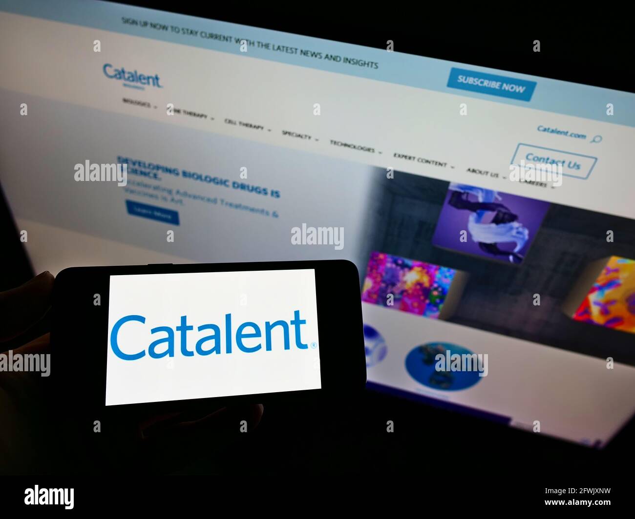 Persona che detiene smartphone con il logo della società farmaceutica americana Catalent Inc. Sullo schermo di fronte alla pagina web aziendale. Mettere a fuoco il display del telefono. Foto Stock