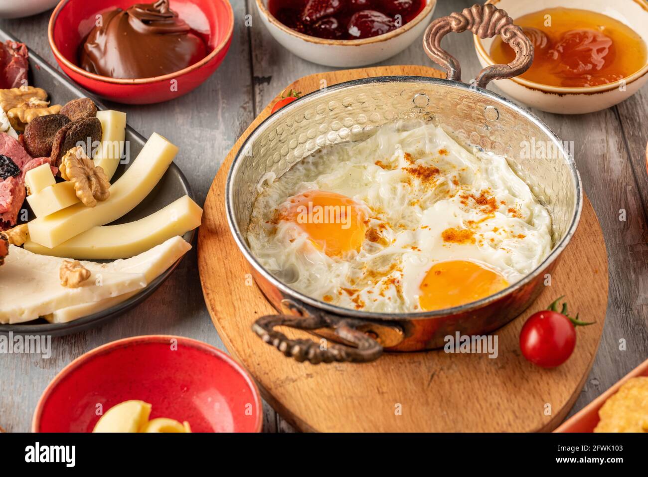 La colazione tradizionale turca viene servita con tè turco tradizionale su pietra tabella Foto Stock