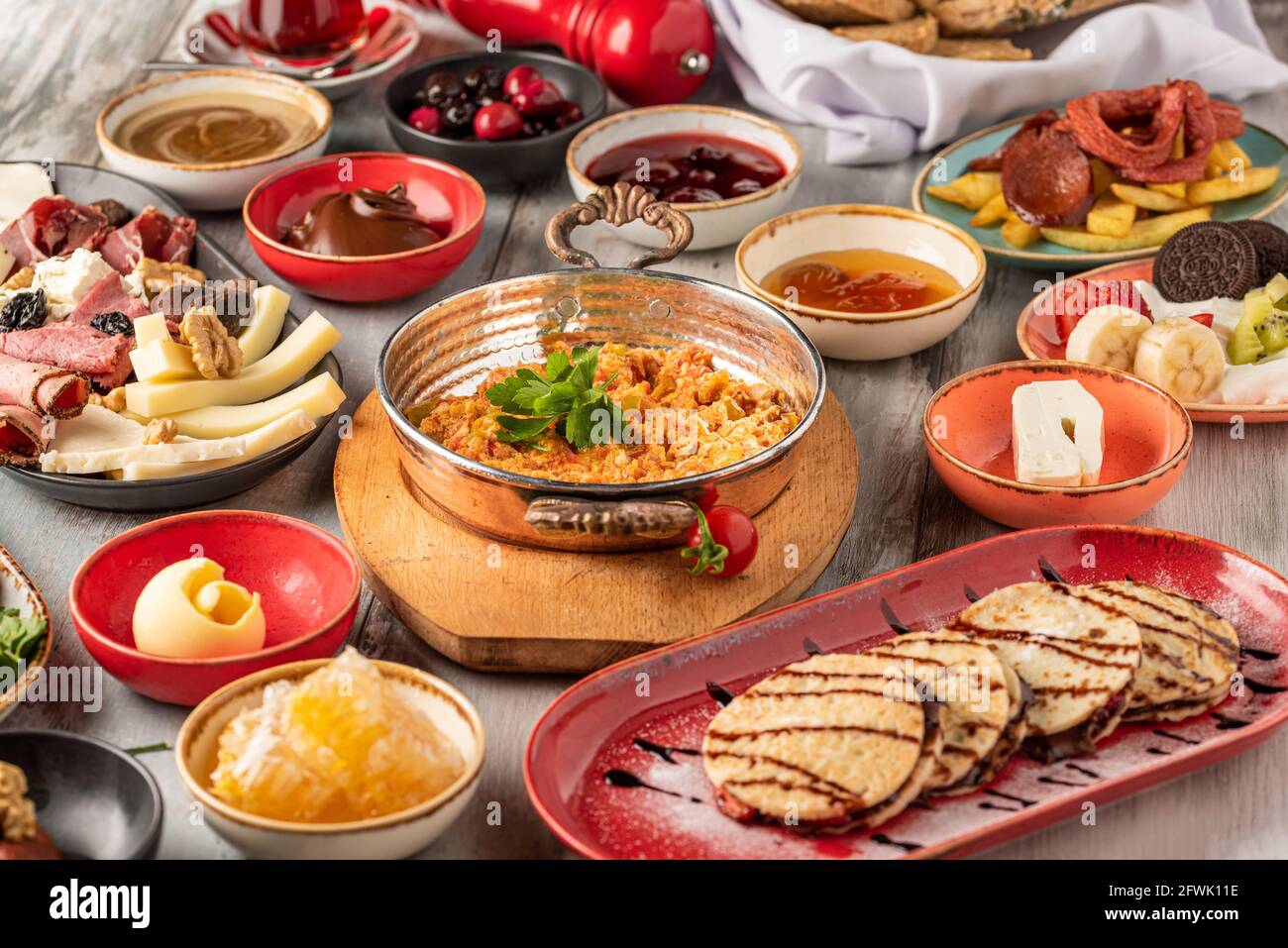 La colazione tradizionale turca viene servita con tè turco tradizionale su pietra tabella Foto Stock