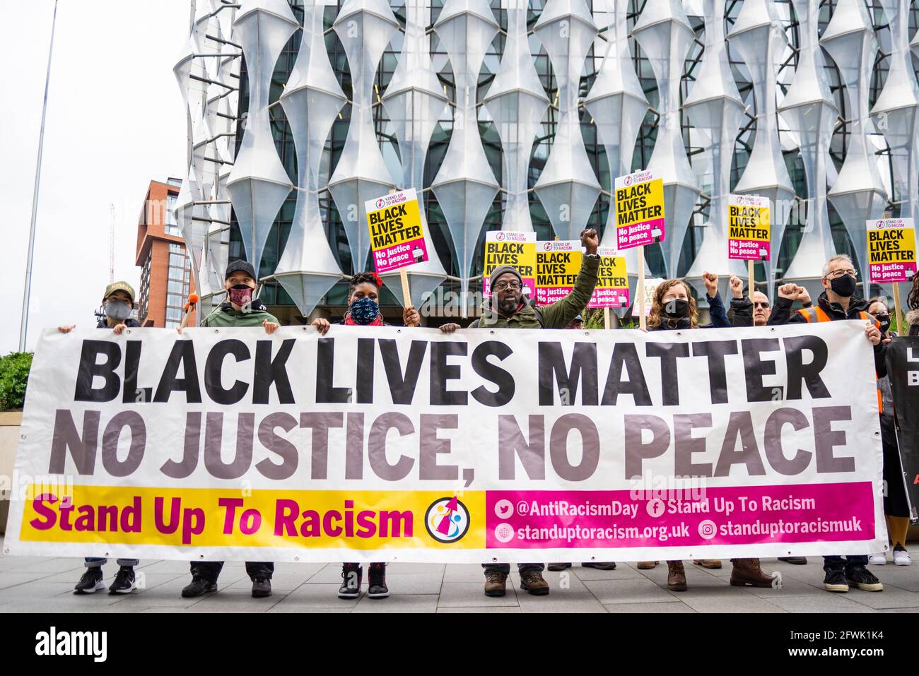 Black Live Matter protesta al di fuori dell'ambasciata degli Stati Uniti a Nine Elms, Londra, Regno Unito. Alzati alla bandiera del razzismo Foto Stock