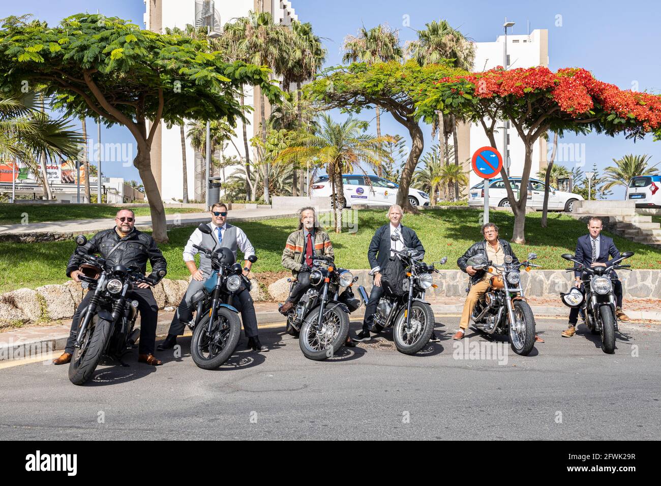 Playa de Las Americas, Tenerife, Isole Canarie. 23 maggio 2021. Dapper biker pronti a partecipare al Distinguished Gentleman's Ride, DGR, un evento motociclistico globale che solleva fondi e consapevolezza per la ricerca sul cancro alla prostata e programmi di salute mentale per gli uomini per conto della Fondazione Movember. Foto Stock