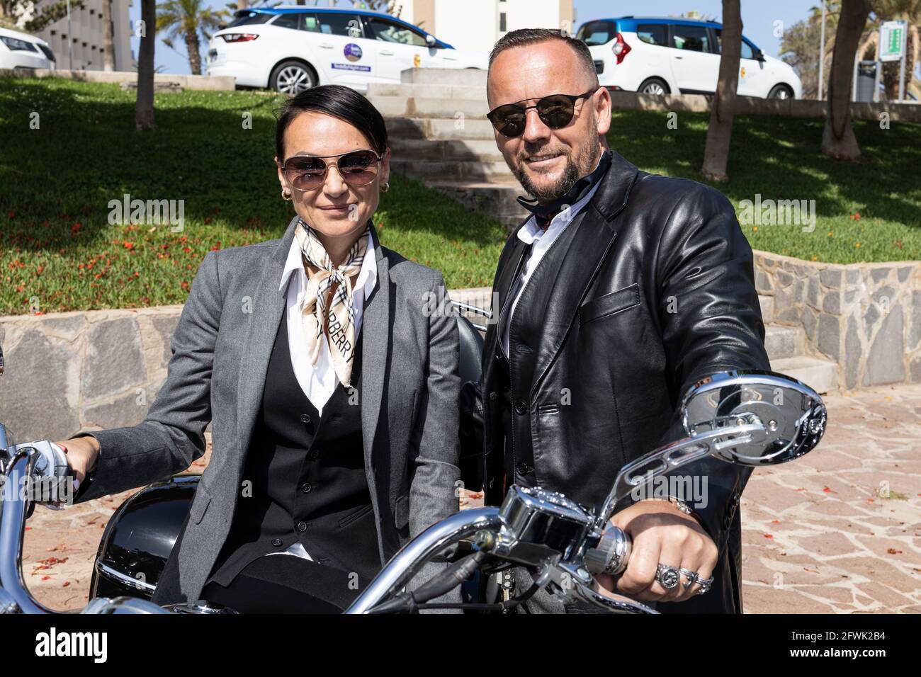 Playa de Las Americas, Tenerife, Isole Canarie. 23 maggio 2021. Dapper biker pronti a partecipare al Distinguished Gentleman's Ride, DGR, un evento motociclistico globale che solleva fondi e consapevolezza per la ricerca sul cancro alla prostata e programmi di salute mentale per gli uomini per conto della Fondazione Movember. Foto Stock