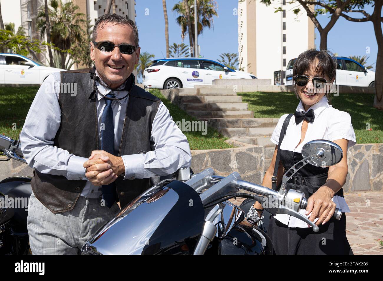 Playa de Las Americas, Tenerife, Isole Canarie. 23 maggio 2021. Dapper biker pronti a partecipare al Distinguished Gentleman's Ride, DGR, un evento motociclistico globale che solleva fondi e consapevolezza per la ricerca sul cancro alla prostata e programmi di salute mentale per gli uomini per conto della Fondazione Movember. Foto Stock