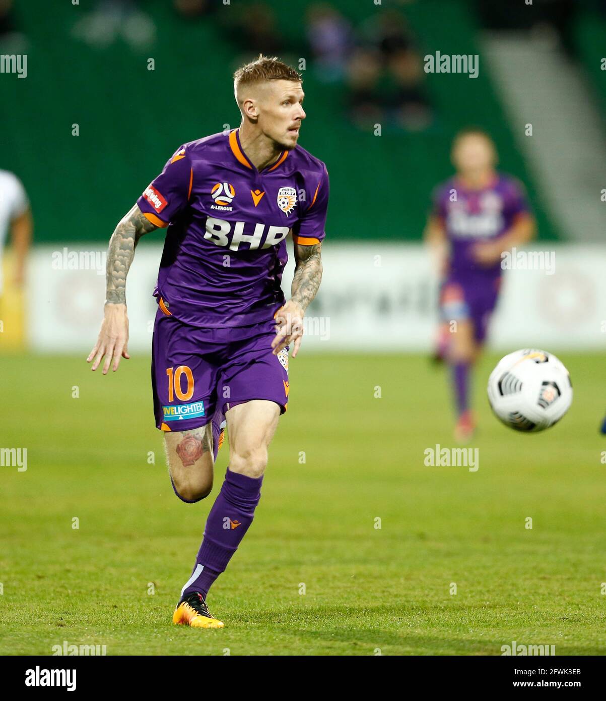 23 maggio 2021; HBF Park, Perth, Australia Occidentale, Australia; A League Football, Perth Glory contro Macarthur; Andy Keogh di Perth Glory fa una rottura di attacco sulla palla Foto Stock