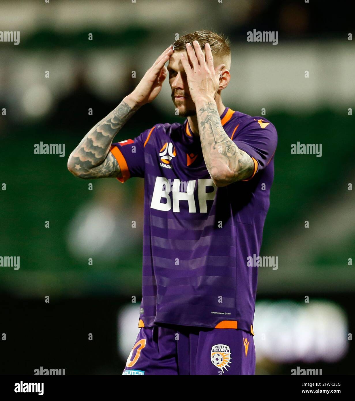 23 maggio 2021; HBF Park, Perth, Australia Occidentale, Australia; A League Football, Perth Glory contro Macarthur; Andy Keogh di Perth Glory reagisce al suo tiro andando largo Foto Stock