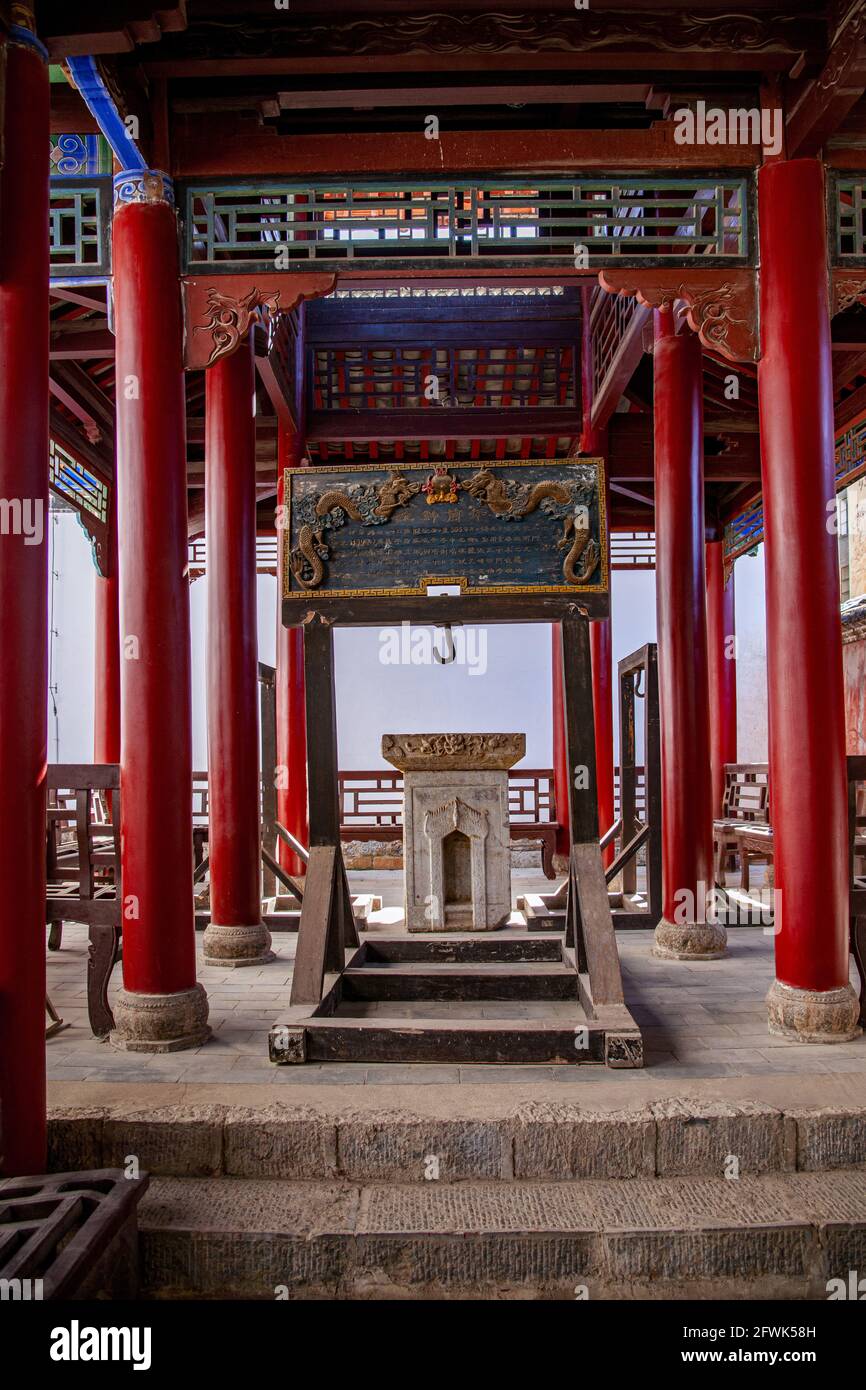 Città di Qujing, provincia di yunnan, contea di huize della provincia di jiangxi gilda iscrizione in pietra orologio lungomare Foto Stock