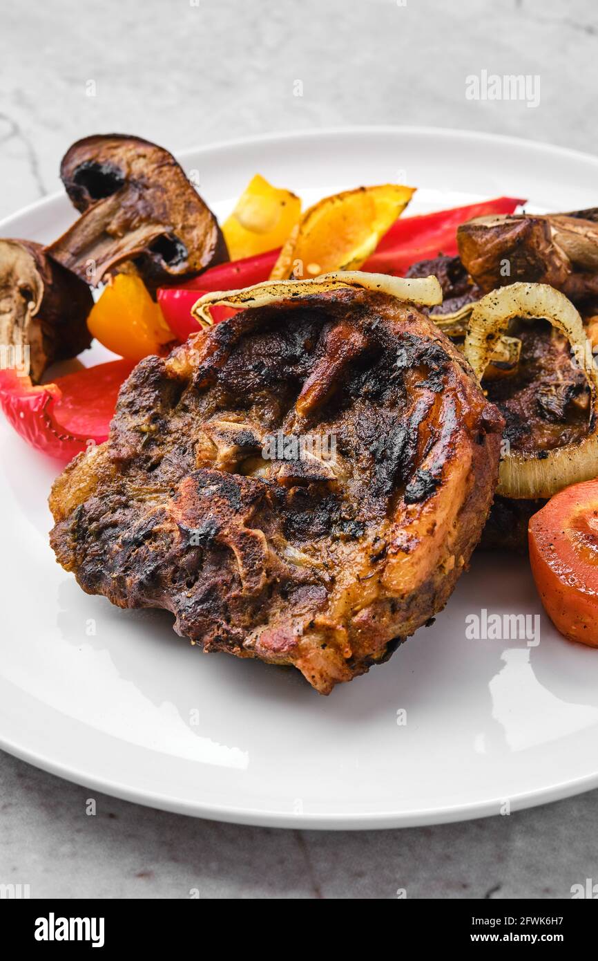 Collo di agnello con champignon e verdure cotte al forno una piastra Foto  stock - Alamy