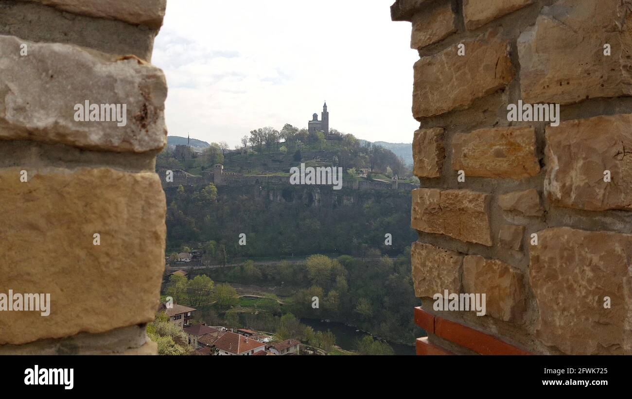 VELIKO TARNOVO, BULGARIA, 31 marzo 2019: Fortezza di Tsarevets a Veliko Tarnovo in Bulgaria, vista dalla fortezza di Trapezitsa Foto Stock