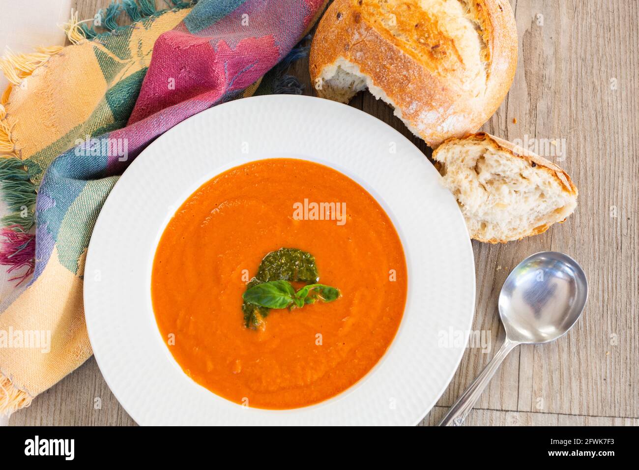 Zuppa di zucca in ciotola bianca con panna multigreat Foto Stock