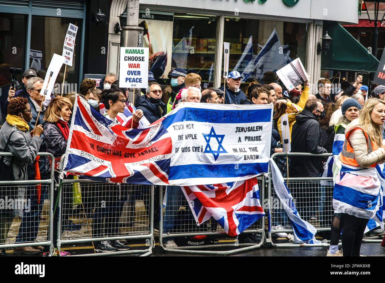 23 maggio Londra, Regno Unito Domenica 23 maggio la Federazione Sionista ha tenuto un rally di solidarietà a sostegno di Israele in una zona adiacente all'ambasciata israeliana su Kensington High Street, in un pomeriggio molto piovoso. Il raduno è stato organizzato come un invito per le persone a dimostrare pubblicamente il loro sostegno alla pace in Medio Oriente e a sostenere il diritto di Israele di difendersi e i suoi cittadini. La Federazione intende inoltre fare una dichiarazione molto chiara contro l'aumento dell'antisemitismo nel Regno Unito. Credit: Bridget Catterall/Alamy Live News. Bridget Catterall/Alamy Live News Foto Stock