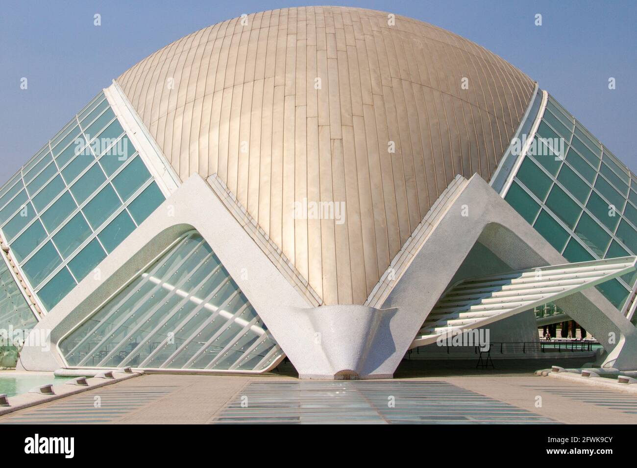 Valencia, Spagna, 26 luglio 2016. L'Hemisferic è uno degli edifici dell'insieme architettonico spagnolo della Città delle Arti e delle Scienze di Valen Foto Stock