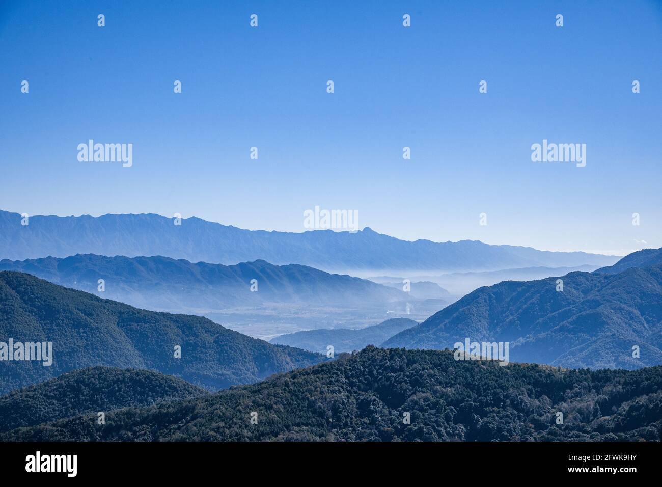 Affacciato sulle montagne yunnan occidentale tengchong nella provincia yunnan YunFengShan Tempio Taoista Foto Stock