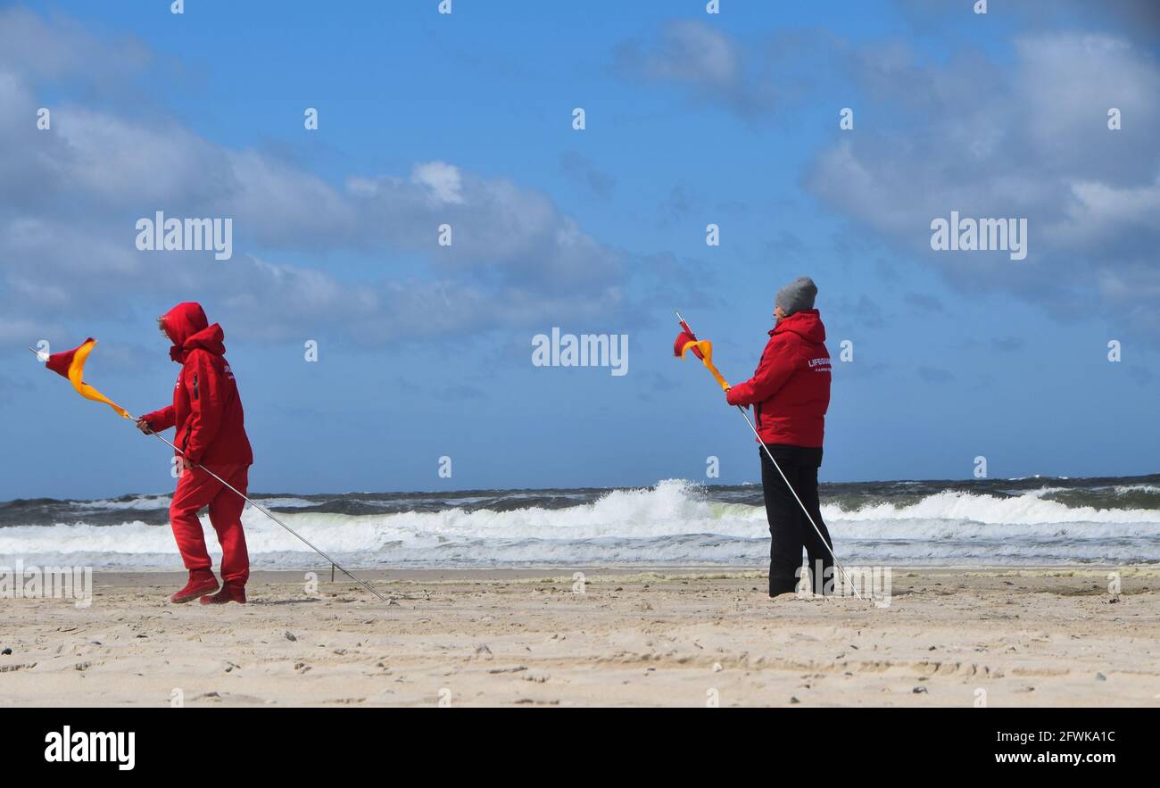 Kampen, Germania. 23 maggio 2021. Due bagnini hanno messo le bandiere al momento del bagno. Molti turisti trascorrono Whitsun su Sylt. Credit: Lea Pischel/dpa/Alamy Live News Foto Stock