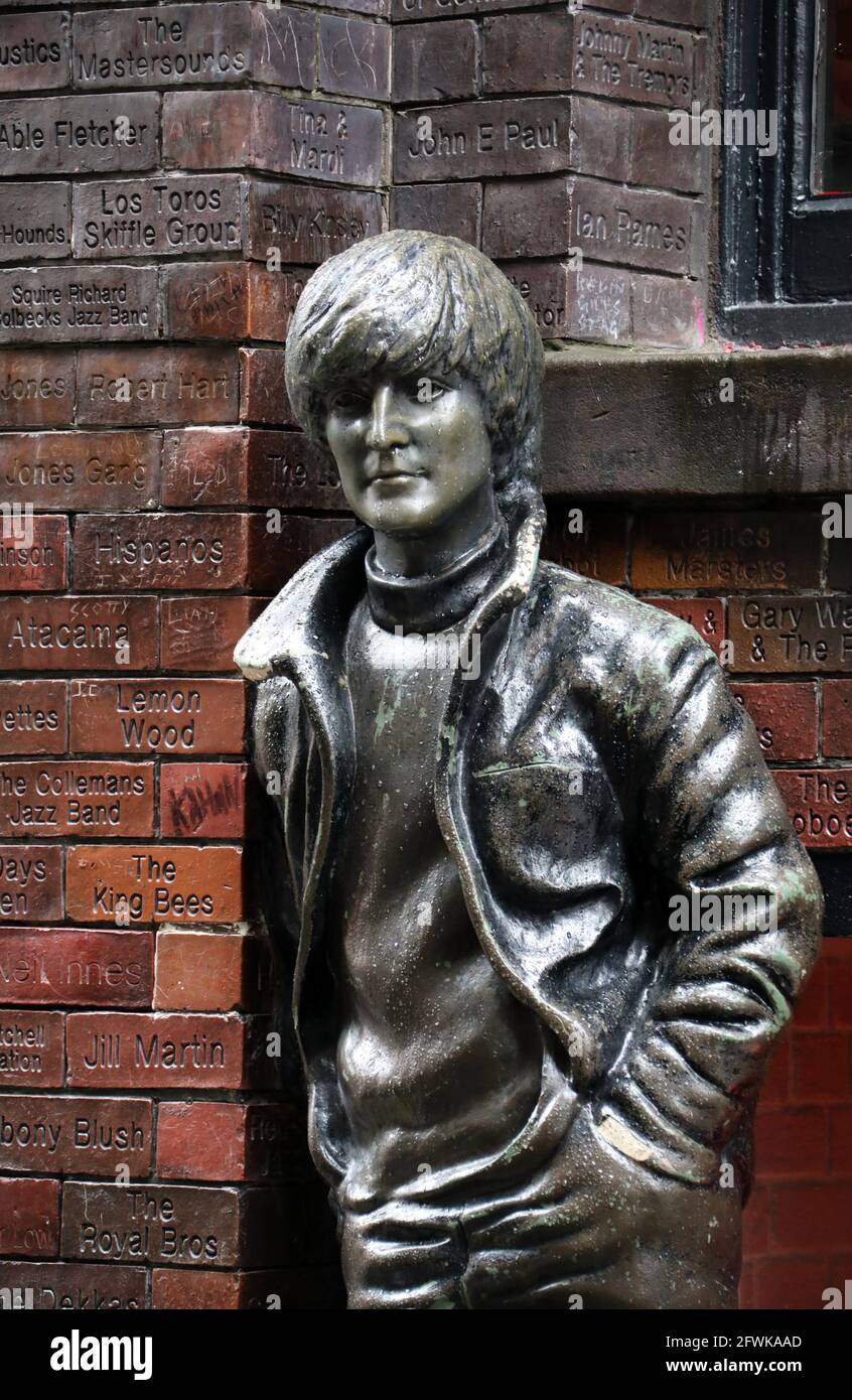 Statua di John Lennon a Matthew Street a Liverpool Foto Stock