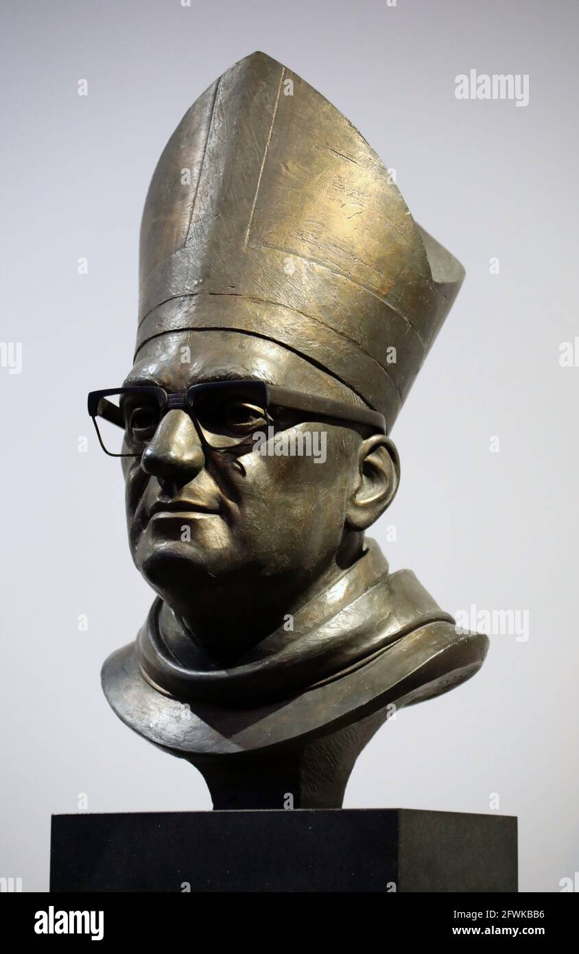 Scultura di San Oscar Romero dell'artista britannico Rory Young Foto Stock