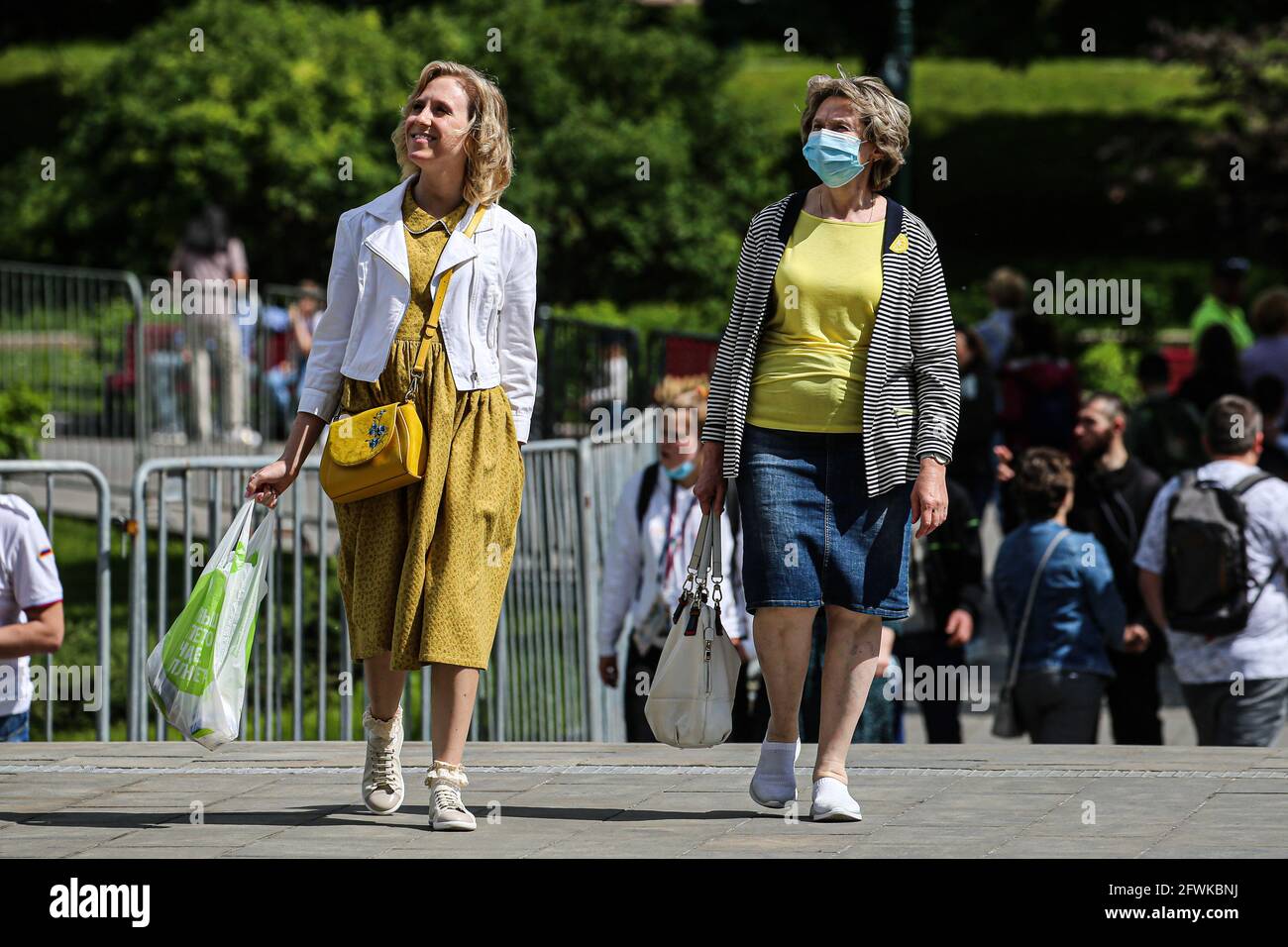 Mosca, Russia. 23 maggio 2021. I pedoni camminano a Mosca, Russia, il 23 maggio 2021. Il conteggio cumulativo dei casi COVID-19 della Russia ha raggiunto 5,001,505 dopo che il paese ha registrato 8,951 nuove infezioni nelle ultime 24 ore, il centro ufficiale di monitoraggio e di risposta ha detto Domenica. Credit: Evgeny Sinitsyn/Xinhua/Alamy Live News Foto Stock