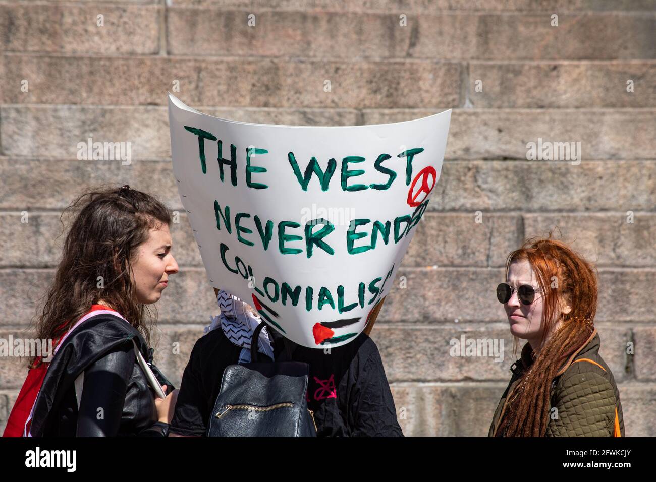 Manifestanti femminili prima della marcia della solidarietà a nome della Palestina a Helsinki, in Finlandia Foto Stock