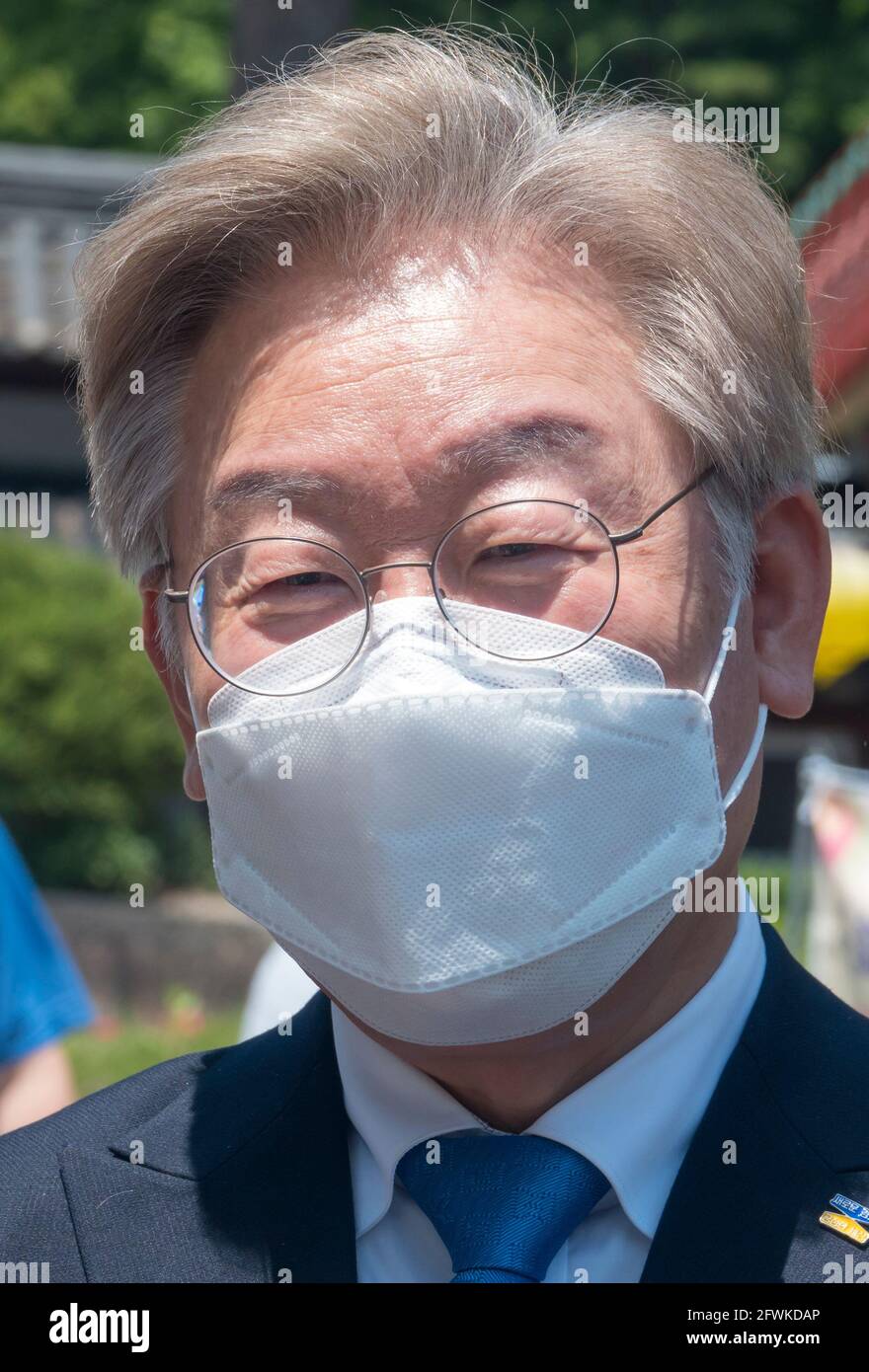 Lee Jae-Myung, governatore della Corea del Sud di Gyeonggi, partecipa a una cerimonia per celebrare il compleanno di Buddha al tempio di Bongseonsa. Lee Jae-Myung è l'attuale leader tra i potenziali candidati presidenziali del Partito democratico al governo. Le prossime elezioni presidenziali della Corea del Sud sono in data 9 marzo 2022. Foto Stock