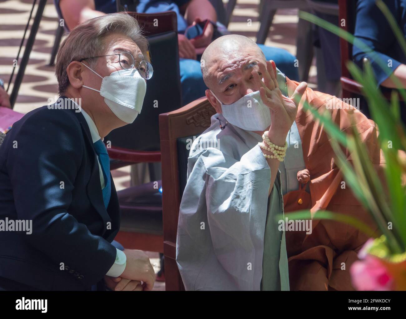 Lee Jae-Myung (L), governatore della Corea del Sud di Gyeonggi, partecipa a una cerimonia per celebrare il compleanno di Buddha al tempio di Bongseonsa. Lee Jae-Myung è l'attuale leader tra i potenziali candidati presidenziali del Partito democratico al governo. Le prossime elezioni presidenziali della Corea del Sud sono in data 9 marzo 2022. Foto Stock