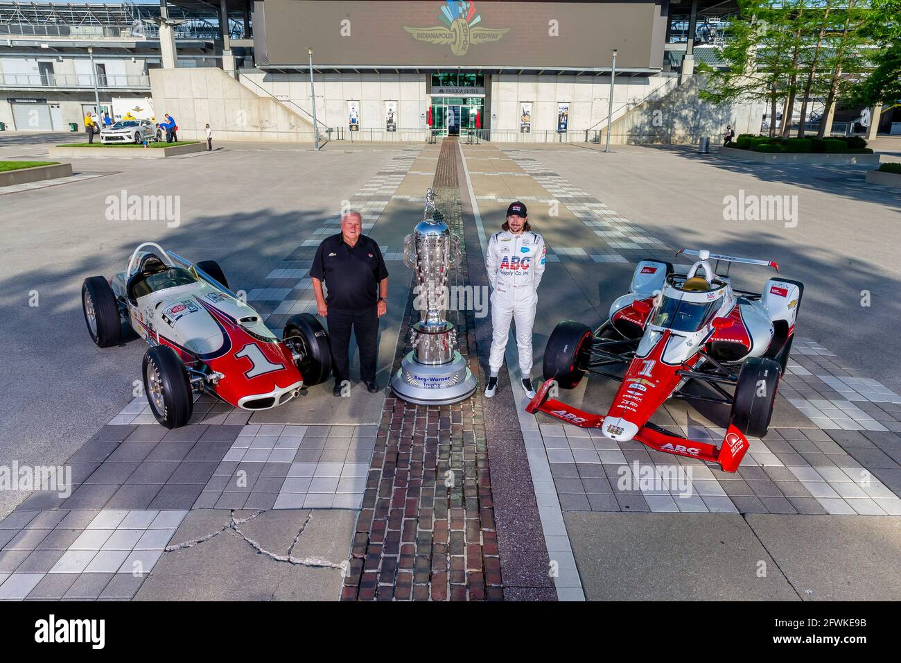 Indianapolis, Indiana, Stati Uniti. 20 maggio 2021. 4 volte vincitore di Indy500, AJ Foyt, Jr si pone con la sua auto vincente nel 1961 con il Trofeo Borg Warner e la sua entrata ABC Supply guidata da JR Hildebrand. Credit: Brian Spurlock Grindstone Media/ASP/ZUMA Wire/Alamy Live News Foto Stock