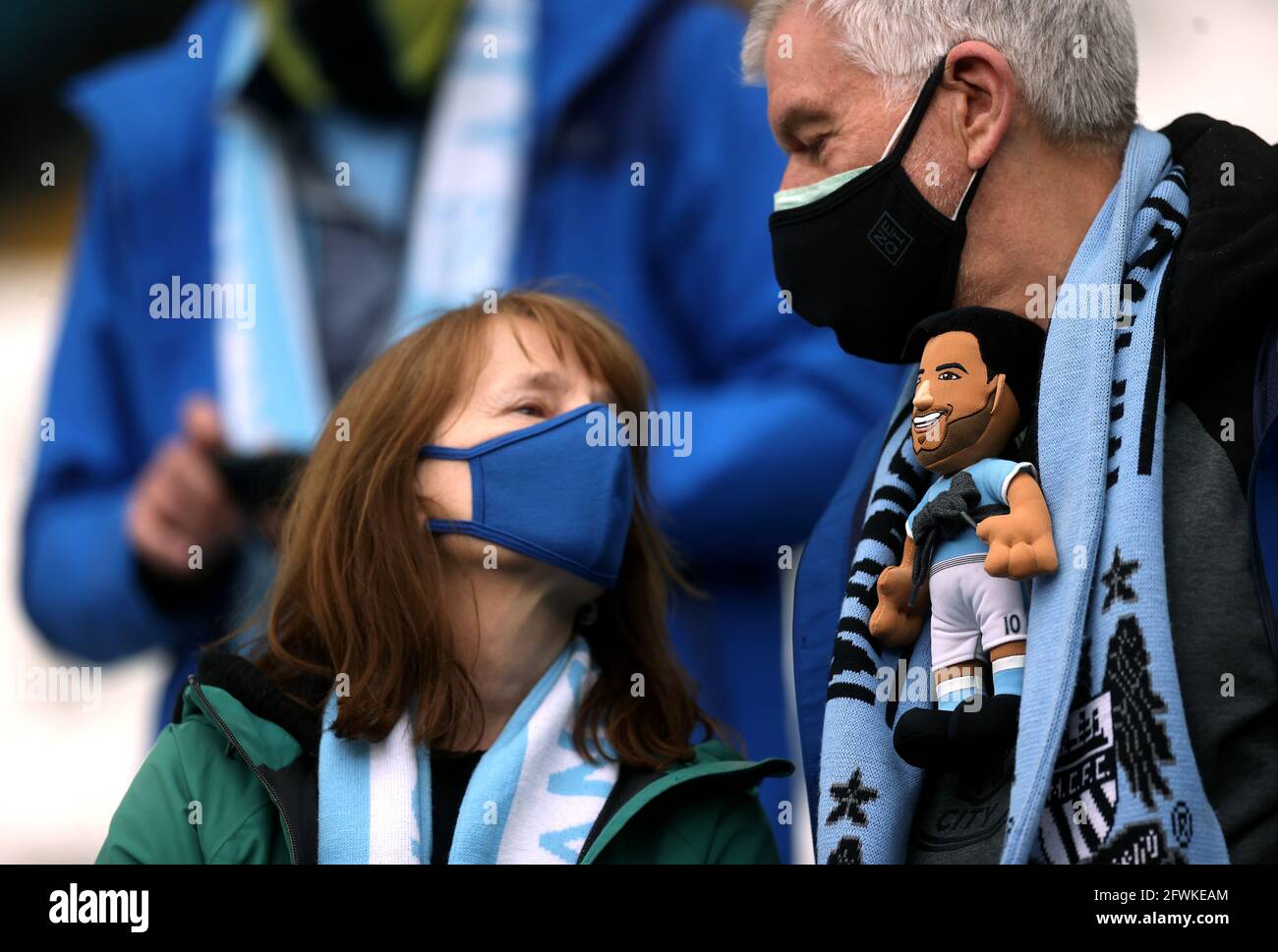Un fan di Manchester City indossa una figura giocattolo imbottita di Sergio Aguero negli stand durante la partita della Premier League all'Etihad Stadium di Manchester. Data immagine: Domenica 23 maggio 2021. Foto Stock