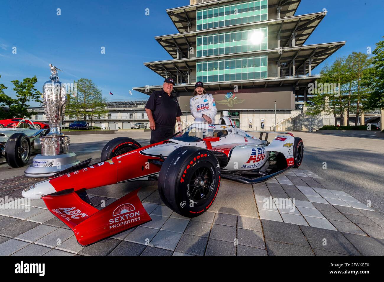 Indianapolis, Indiana, Stati Uniti. 20 maggio 2021. 4 volte vincitore di Indy500, AJ Foyt, Jr si pone con la sua auto vincente nel 1961 con il Trofeo Borg Warner e la sua entrata ABC Supply guidata da JR Hildebrand. Credit: Brian Spurlock Grindstone Media/ASP/ZUMA Wire/Alamy Live News Foto Stock