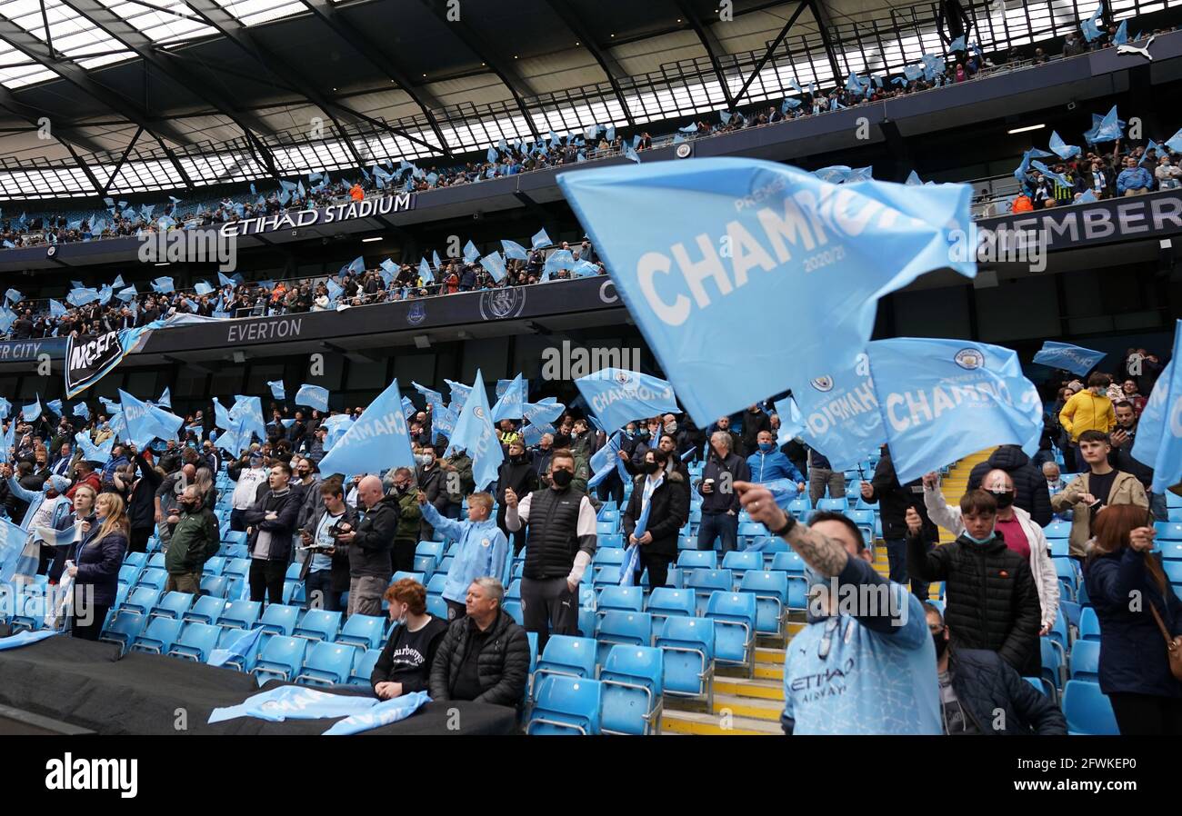 I tifosi di Manchester City hanno ondulato bandiere dei campioni durante la partita della Premier League all'Etihad Stadium, Manchester. Data immagine: Domenica 23 maggio 2021. Foto Stock