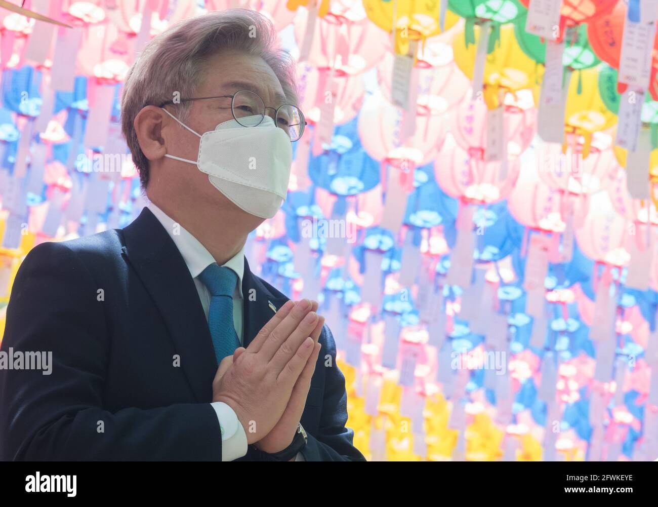 Namyangju, Corea del Sud. 19 maggio 2021. Lee Jae-Myung, Governatore di Gyeonggi della Corea del Sud, partecipa a una cerimonia per celebrare il compleanno di Buddha al tempio di Bongseonsa. Lee Jae-Myung è l'attuale front-runner tra i potenziali candidati presidenziali del Partito democratico al potere. Le prossime elezioni presidenziali della Corea del Sud sono in data 9 marzo 2022. (Foto di Jaewon Lee/SOPA Images/Sipa USA) Credit: Sipa USA/Alamy Live News Foto Stock