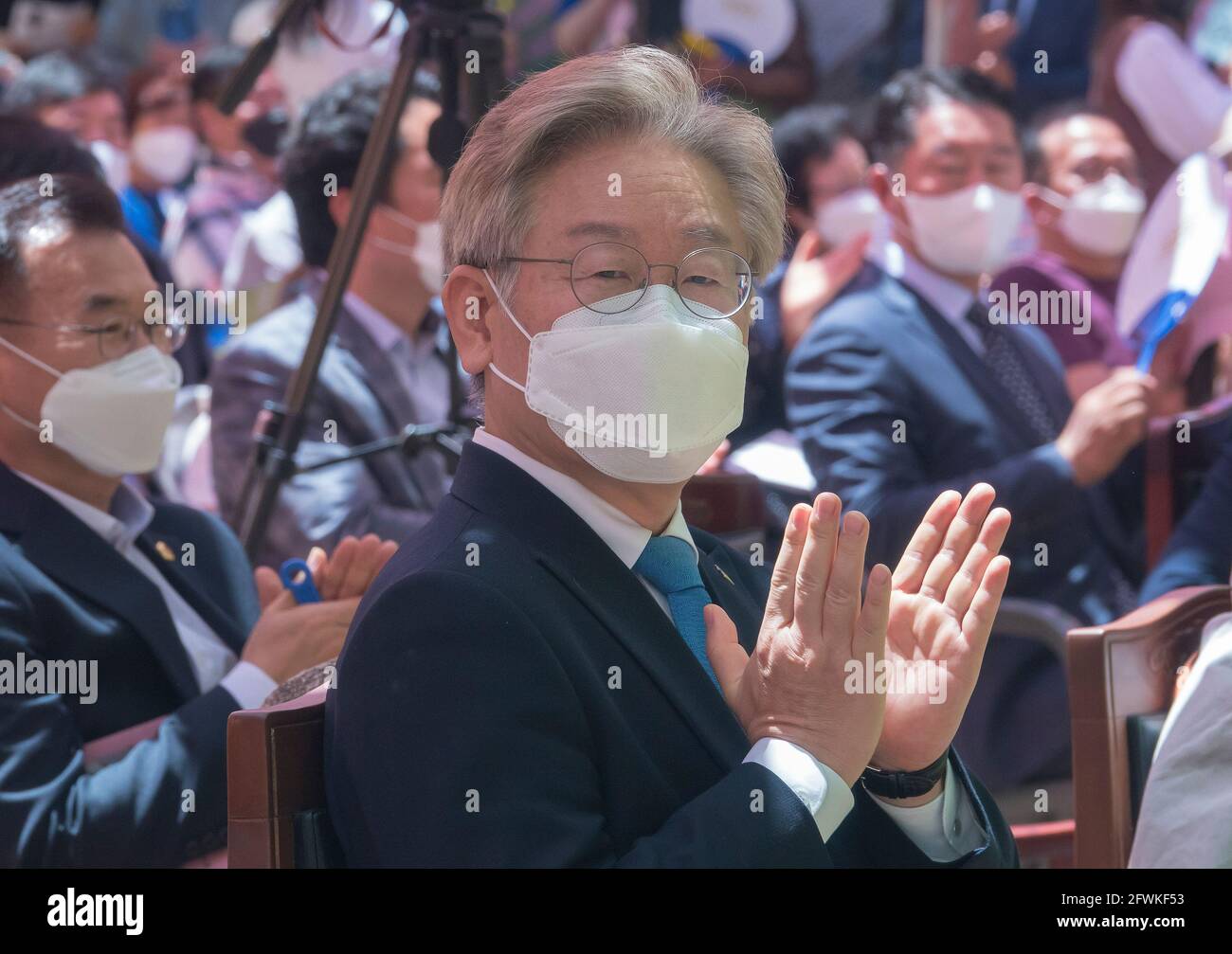 Namyangju, Corea del Sud. 19 maggio 2021. Lee Jae-Myung (C), governatore della Corea del Sud di Gyeonggi, partecipa a una cerimonia per celebrare il compleanno di Buddha al tempio di Bongseonsa. Lee Jae-Myung è l'attuale leader tra i potenziali candidati presidenziali del Partito democratico al governo. Le prossime elezioni presidenziali della Corea del Sud sono in data 9 marzo 2022. Credit: Jaewon Lee/SOPA Images/ZUMA Wire/Alamy Live News Foto Stock