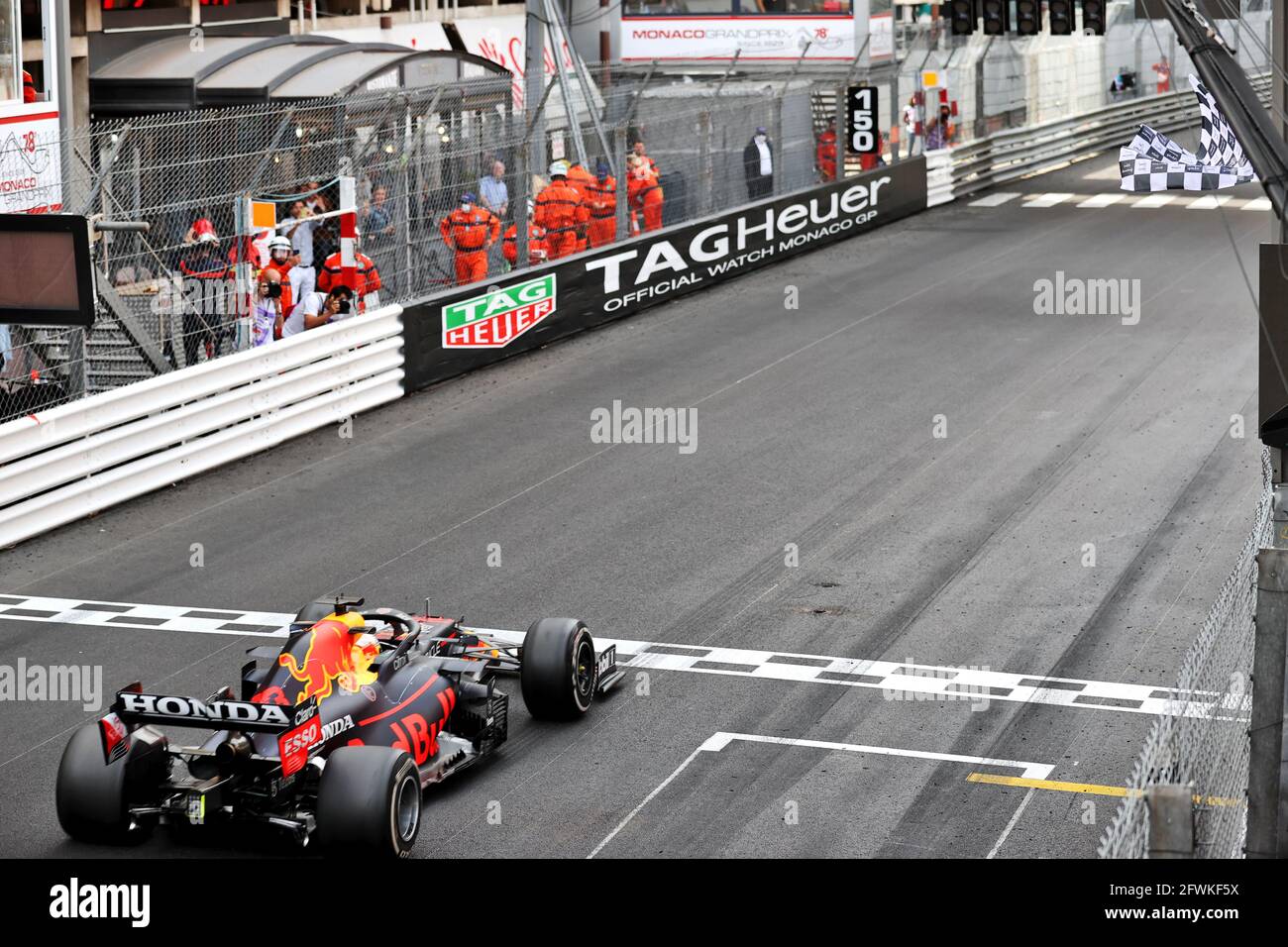 Il vincitore della gara Max Verstappen (NLD) Red Bull Racing RB16B prende la bandiera a scacchi al termine della gara. 23.05.2021. Campionato del mondo Formula 1, Rd 5, Gran Premio di Monaco, Monte Carlo, Monaco, Giorno della gara. Il credito fotografico dovrebbe essere: XPB/immagini dell'associazione stampa. Foto Stock
