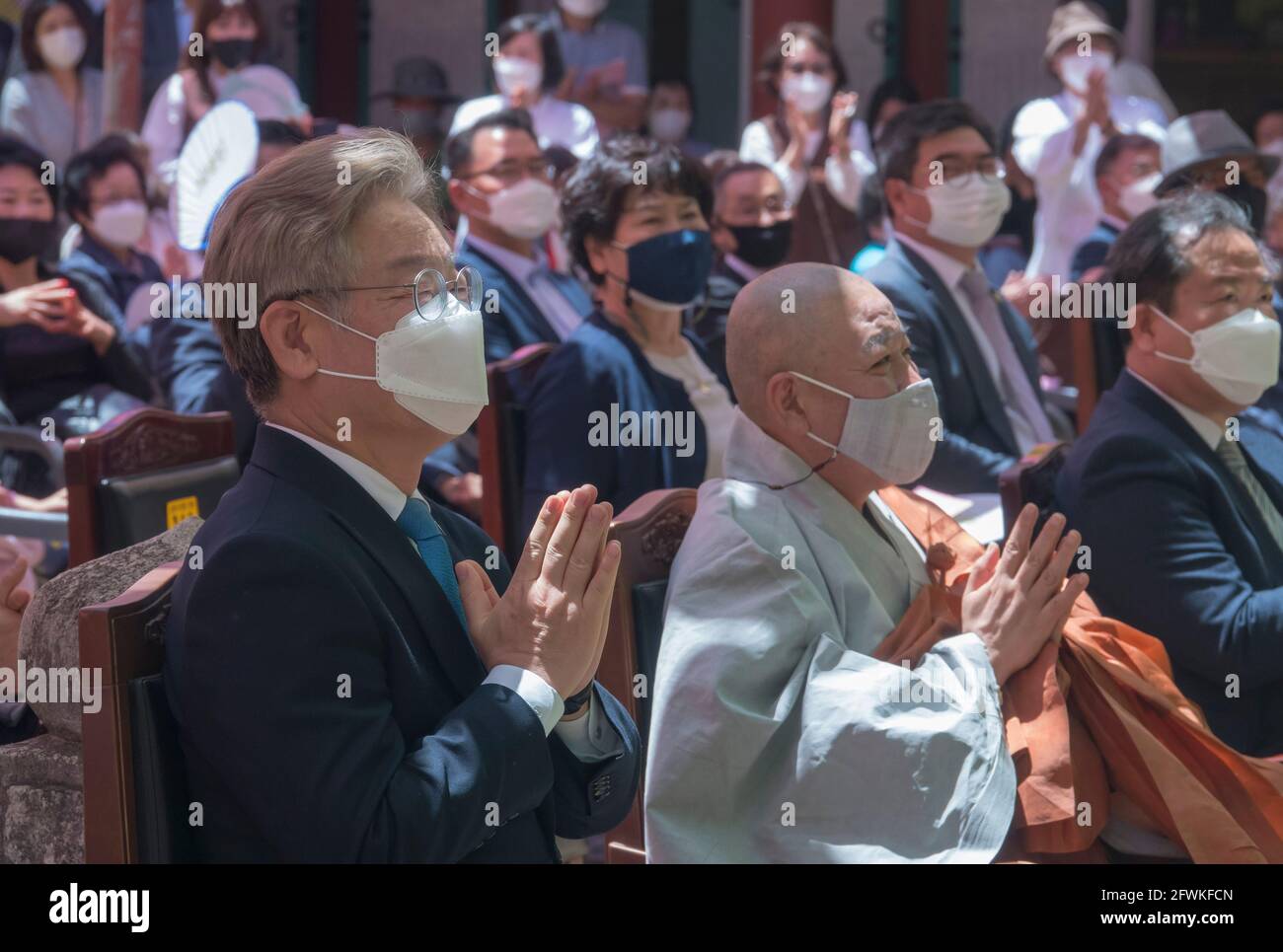 Namyangju, Corea del Sud. 19 maggio 2021. Lee Jae-Myung (L), governatore della Corea del Sud di Gyeonggi, partecipa a una cerimonia per celebrare il compleanno di Buddha al tempio di Bongseonsa. Lee Jae-Myung è l'attuale leader tra i potenziali candidati presidenziali del Partito democratico al governo. Le prossime elezioni presidenziali della Corea del Sud sono in data 9 marzo 2022. Credit: Jaewon Lee/SOPA Images/ZUMA Wire/Alamy Live News Foto Stock