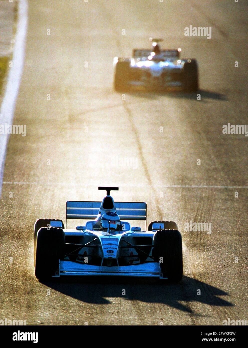 Per correre le auto inseguono durante le sessioni di test di Formula uno al circuito di Catalunya a Montmelo, vicino Barcellona, Spagna nel gennaio 2001 Foto Stock