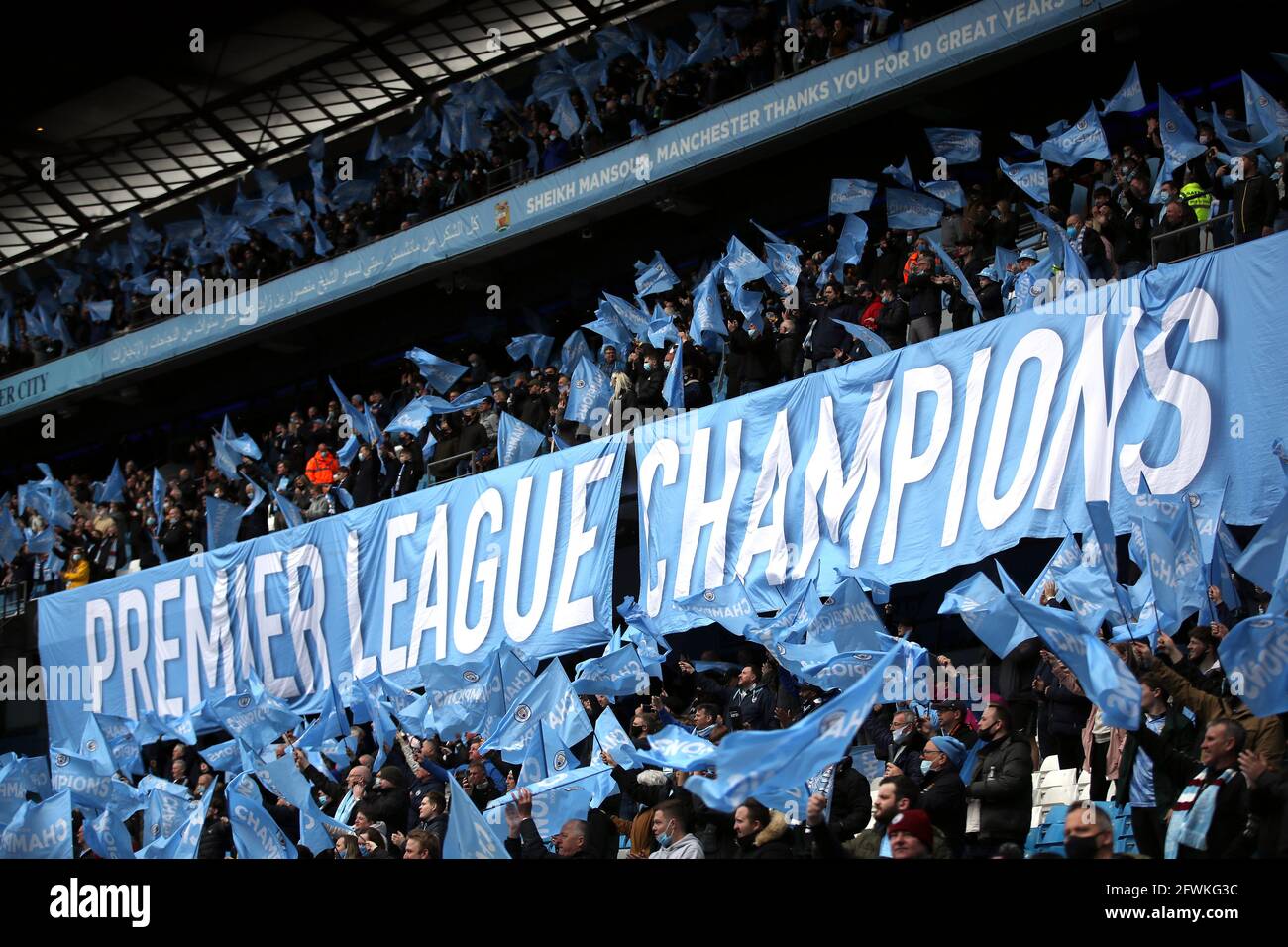 I tifosi di Manchester City hanno ondulato bandiere dei campioni nelle tribune durante la partita della Premier League all'Etihad Stadium, Manchester. Data immagine: Domenica 23 maggio 2021. Foto Stock