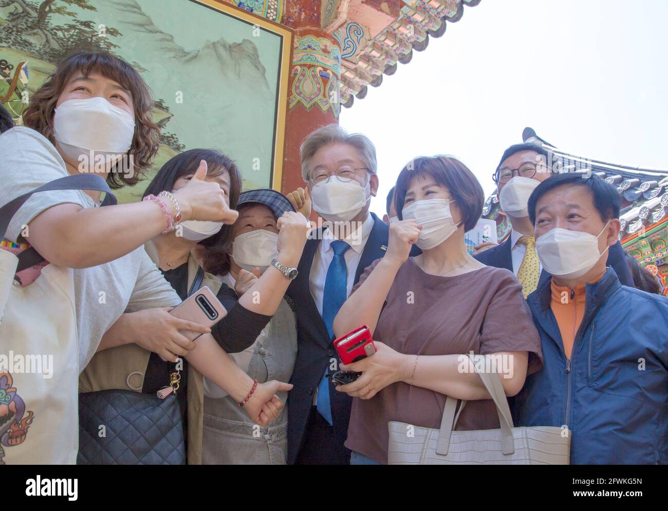 Namyangju, Corea del Sud. 19 maggio 2021. Lee Jae-Myung (C), governatore della Corea del Sud di Gyeonggi, si pone per una foto con la gente dopo aver partecipato a una cerimonia per celebrare il compleanno di Buddha al tempio di Bongseonsa. Lee Jae-Myung è l'attuale leader tra i potenziali candidati presidenziali del Partito democratico al governo. Le prossime elezioni presidenziali della Corea del Sud sono in data 9 marzo 2022. Credit: Jaewon Lee/SOPA Images/ZUMA Wire/Alamy Live News Foto Stock