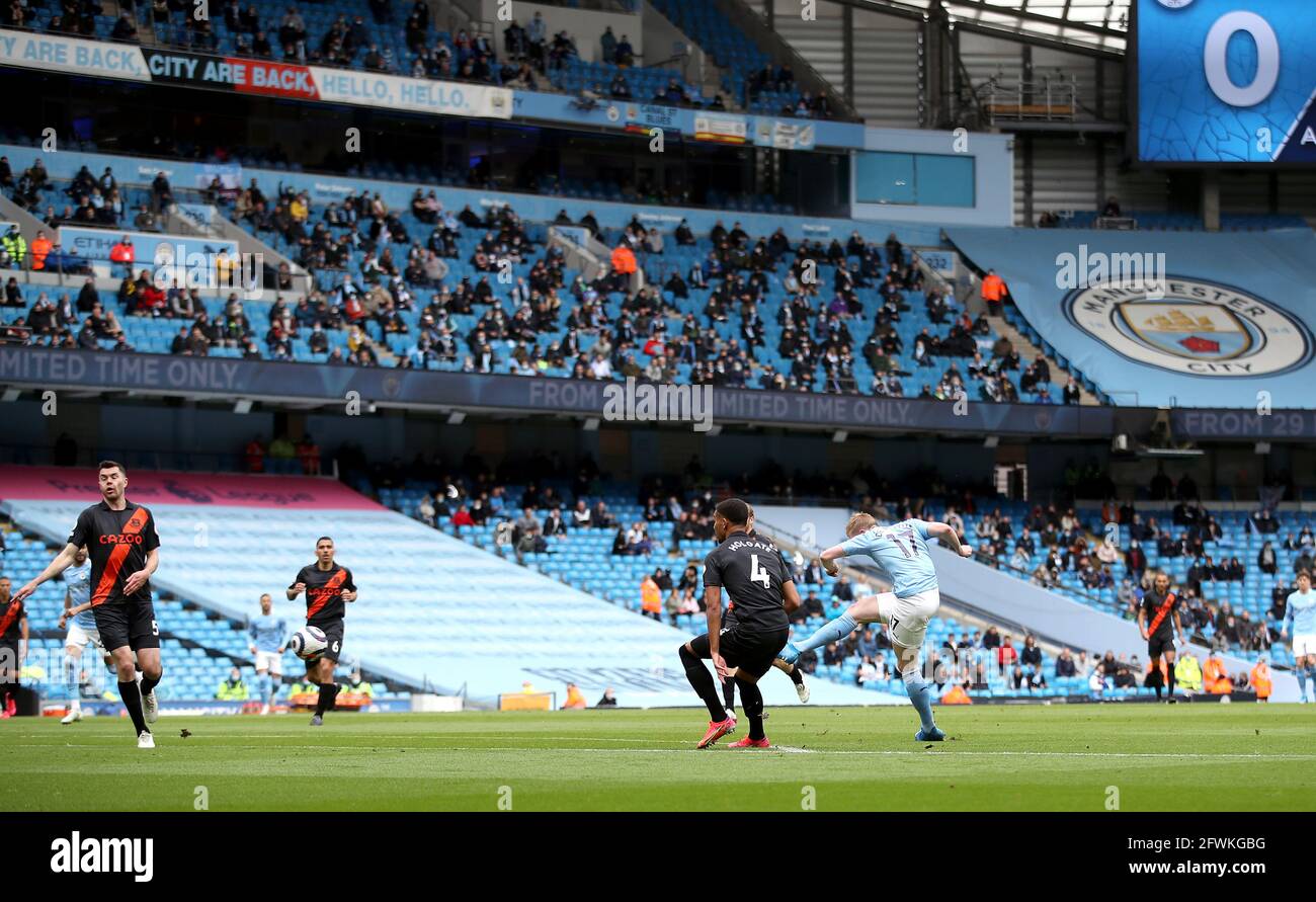 Kevin De Bruyne di Manchester City segna il primo gol della partita durante la partita della Premier League all'Etihad Stadium di Manchester. Data immagine: Domenica 23 maggio 2021. Foto Stock