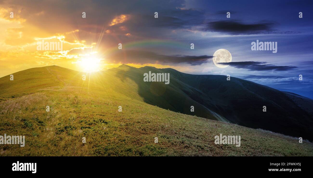 giorno e notte cambiare idea sopra il paesaggio di montagna in estate. prati erbosi sulle colline che si avvolono nella lontana vetta sotto il cielo con il sole Foto Stock