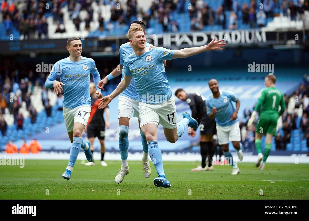 Kevin De Bruyne di Manchester City festeggia il primo gol della partita durante la partita della Premier League all'Etihad Stadium di Manchester. Data immagine: Domenica 23 maggio 2021. Foto Stock