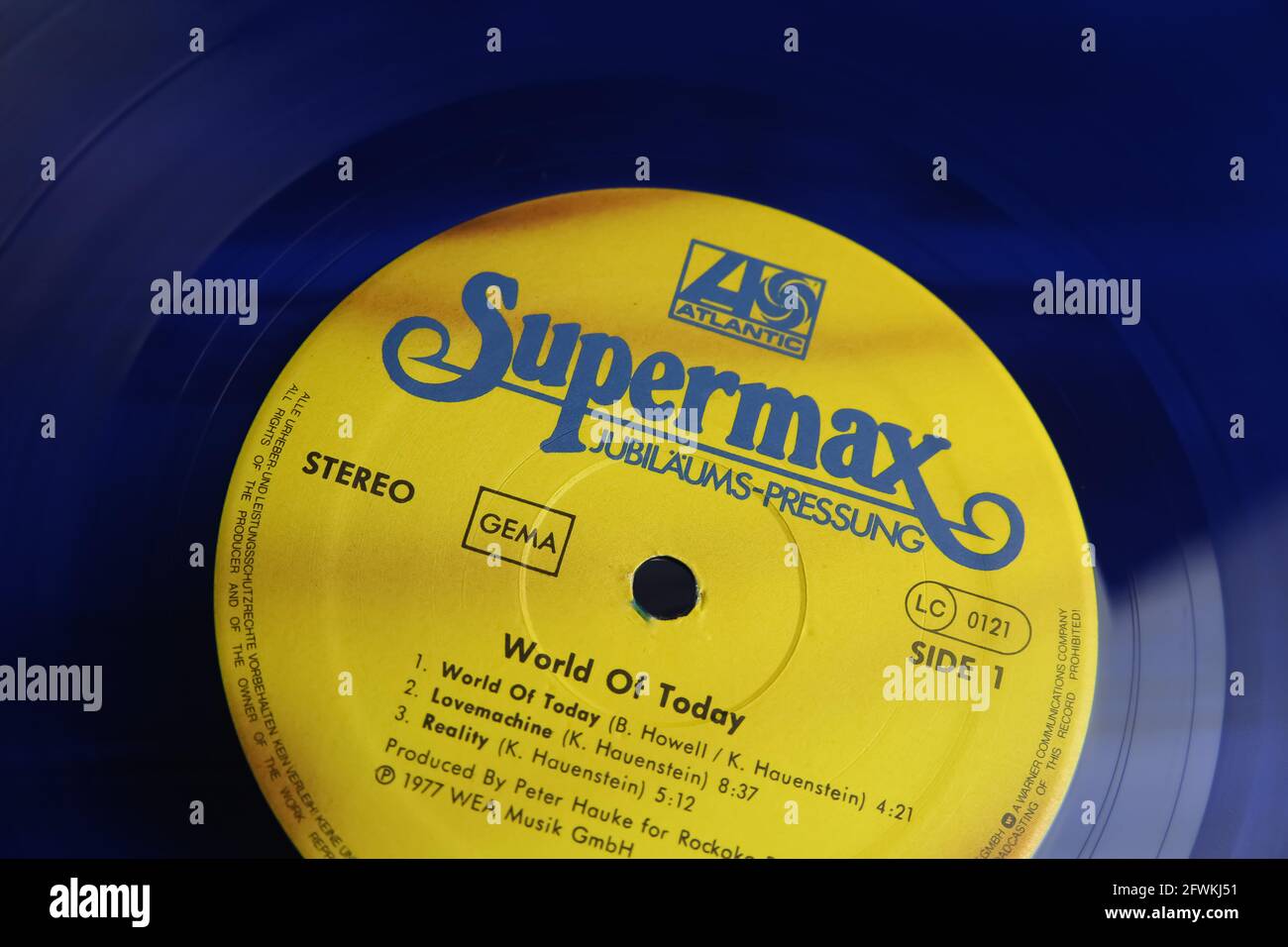 Viersen, Germania - 9 maggio. 2021: Primo piano del disco in vinile blu isolato supermax band con etichetta gialla Foto Stock