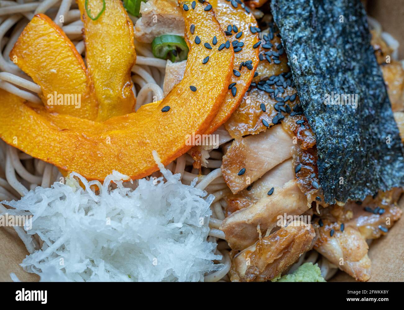 Cibo giapponese - tagliatelle di Soba con pollo Foto Stock
