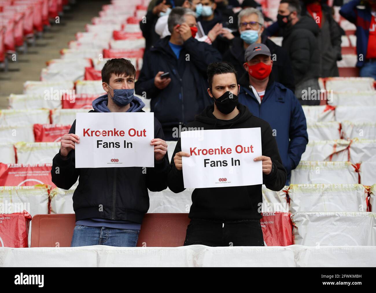 Londra, Inghilterra, 23 maggio 2021. I fan dell'Arsenal protestano contro Stan Kroenke durante la partita della Premier League all'Emirates Stadium di Londra. Il credito immagine dovrebbe essere: David Klein / Sportimage Credit: Sportimage/Alamy Live News Foto Stock