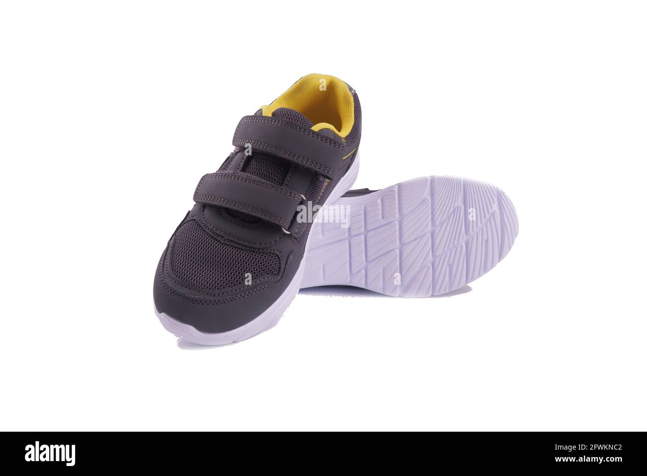 scarpe grigie per bambini con cuciture a croce e velcro, isolate su sfondo bianco. Foto Stock