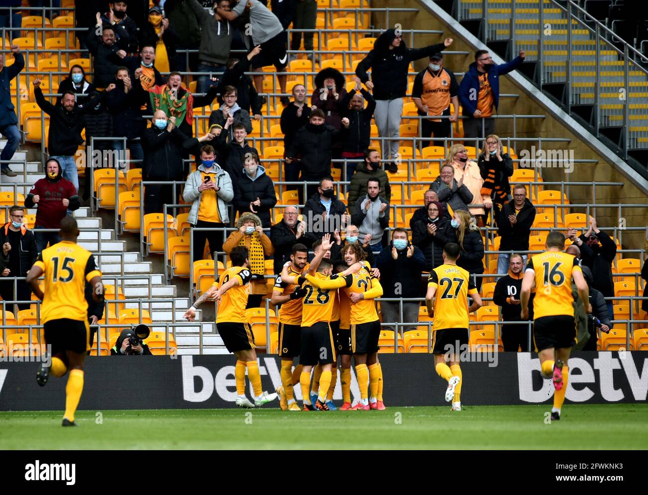 I giocatori di Wolverhampton Wanderers festeggiano di fronte ai fan dopo che il compagno di squadra Nelson Semedo ha ottenuto il primo goal della partita durante la partita della Premier League al Molineux Stadium, Wolverhampton. Data immagine: Domenica 23 maggio 2021. Foto Stock