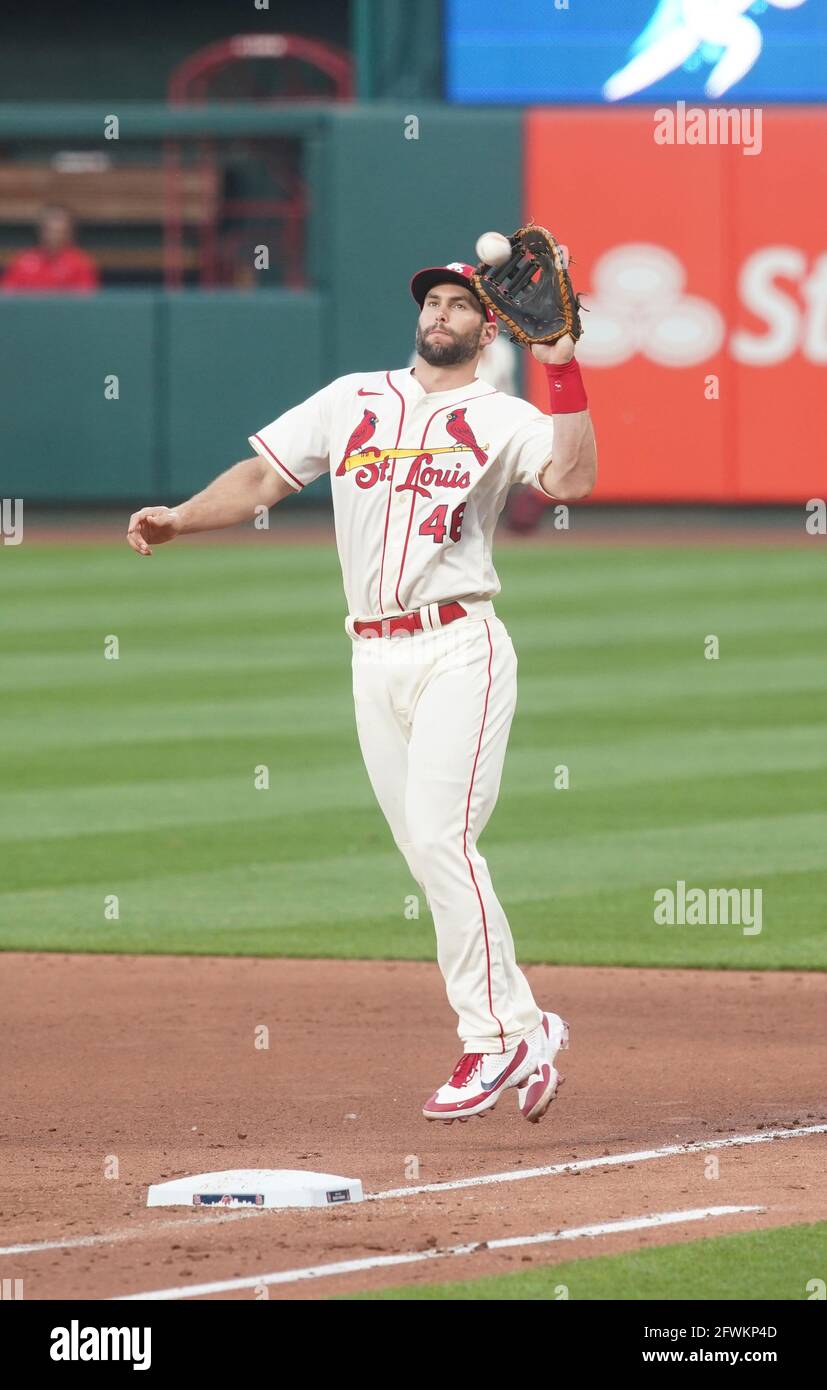 St. Louis, Stati Uniti. 23 maggio 2021. St. Louis Cardinals primo baseman Paul Goldschmidt prende il tiro largo dal lanciatore Daniel Ponce de Leon per ottenere Chicago Cubs Adbert Alzolay alla prima base nel quinto inning al Busch Stadium a St. Louis Sabato, 22 maggio 2021. Photo by Bill Greenblatt/UPI Credit: UPI/Alamy Live News Foto Stock