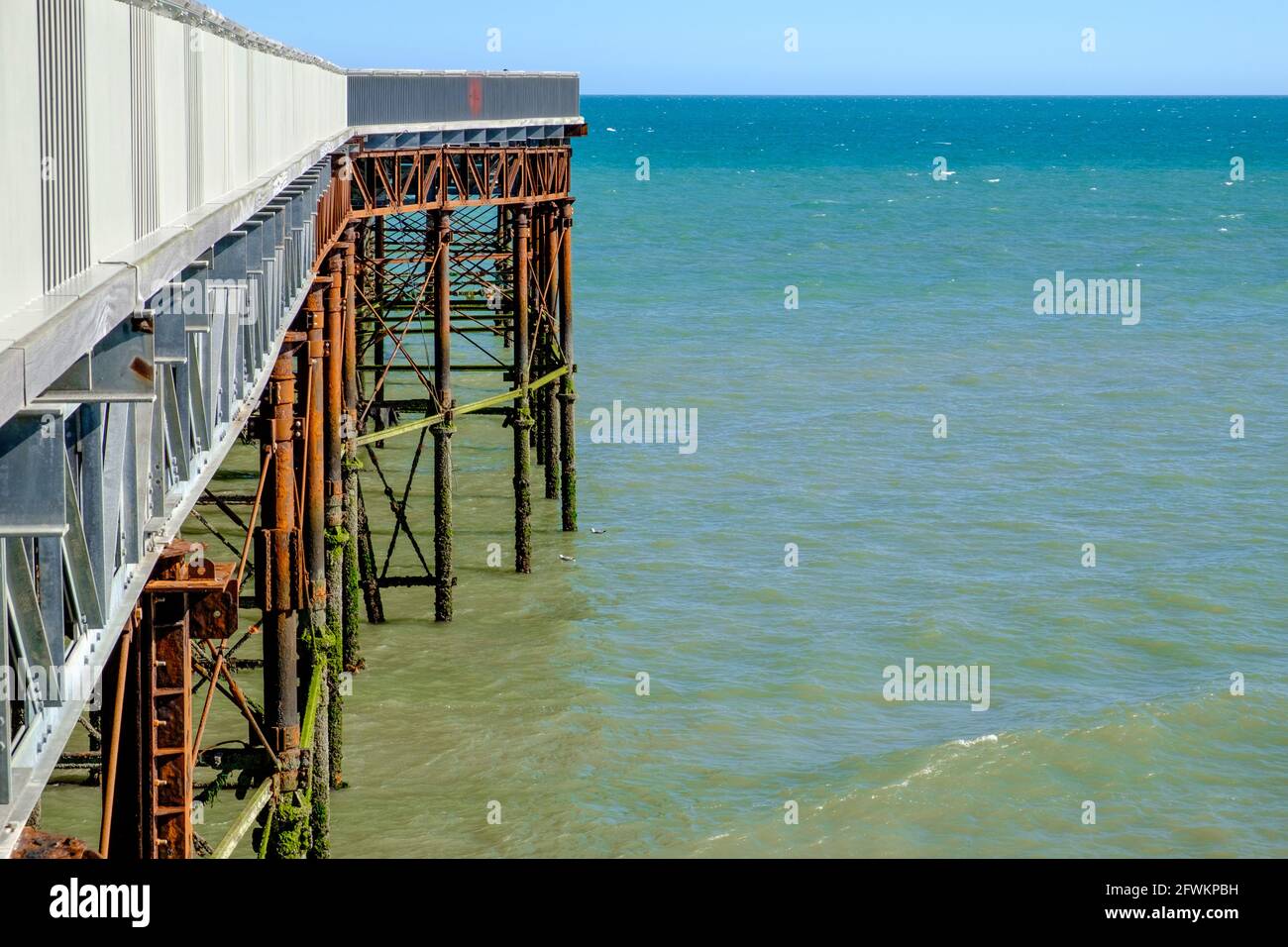 Idea di staycation. Vista laterale del molo di Hastings a Hastings Beach, East Sussex, Inghilterra, Regno Unito. Foto Stock
