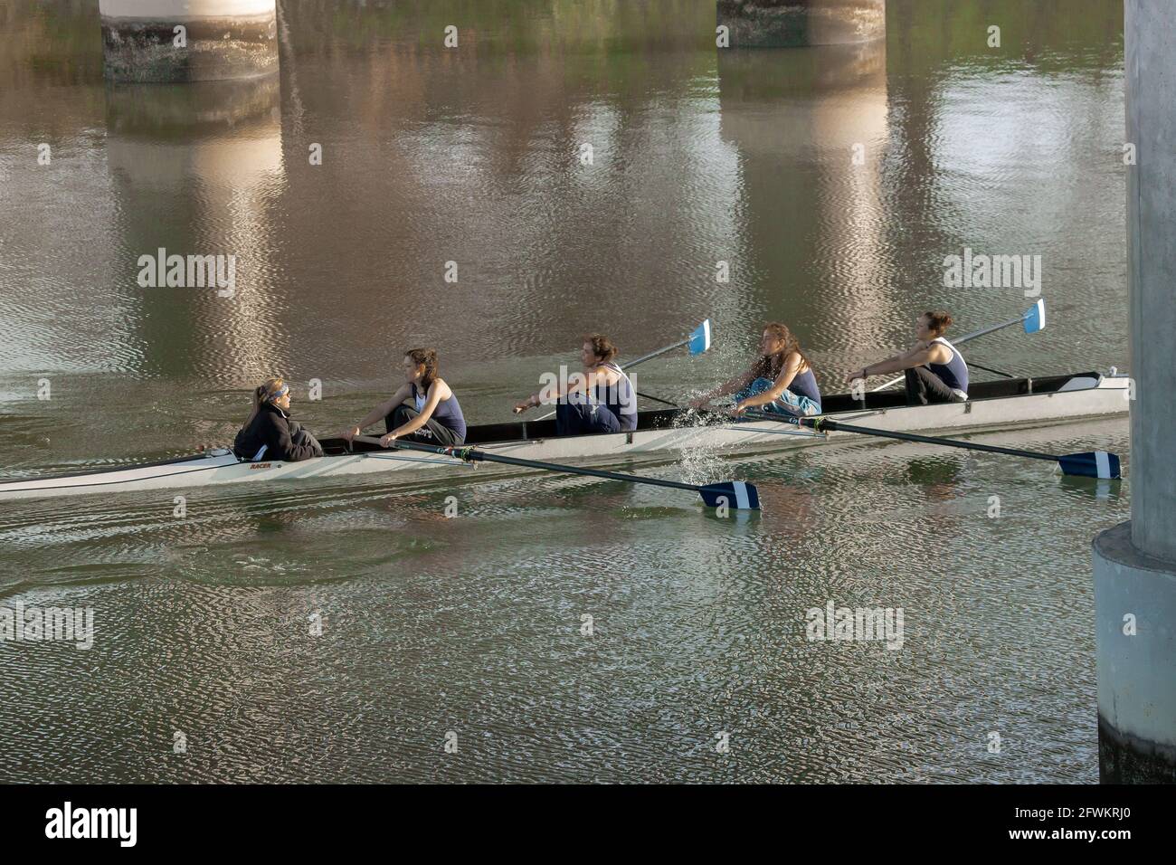 Le giovani donne hanno cucito quattro canottaggio nella regata del primo mattino al Porto di Sacramento, California Foto Stock