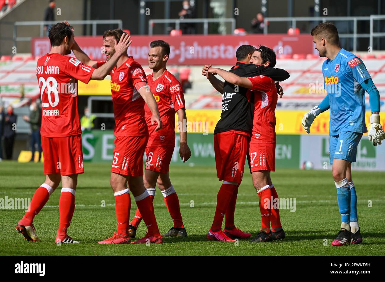 Regensburg, Germania. 23 maggio 2021. Calcio: 2. Bundesliga, Jahn Regensburg - FC St. Pauli, 34° giorno di festa a Jahnstadion Ratisbona. I giocatori di Ratisbona sono giubilanti dopo la vittoria 3:0 contro San Paolo e la preservazione della classe. Credito: Armin Weigel/dpa - NOTA IMPORTANTE: In conformità con le norme del DFL Deutsche Fußball Liga e/o del DFB Deutscher Fußball-Bund, è vietato utilizzare o utilizzare fotografie scattate nello stadio e/o della partita sotto forma di sequenze fotografiche e/o serie fotografiche di tipo video./dpa/Alamy Live News Foto Stock