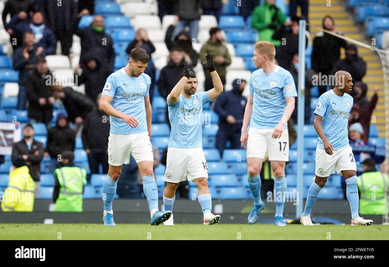 Sergio Aguero di Manchester City festeggia il quarto gol della partita durante la partita della Premier League all'Etihad Stadium di Manchester. Data immagine: Domenica 23 maggio 2021. Foto Stock