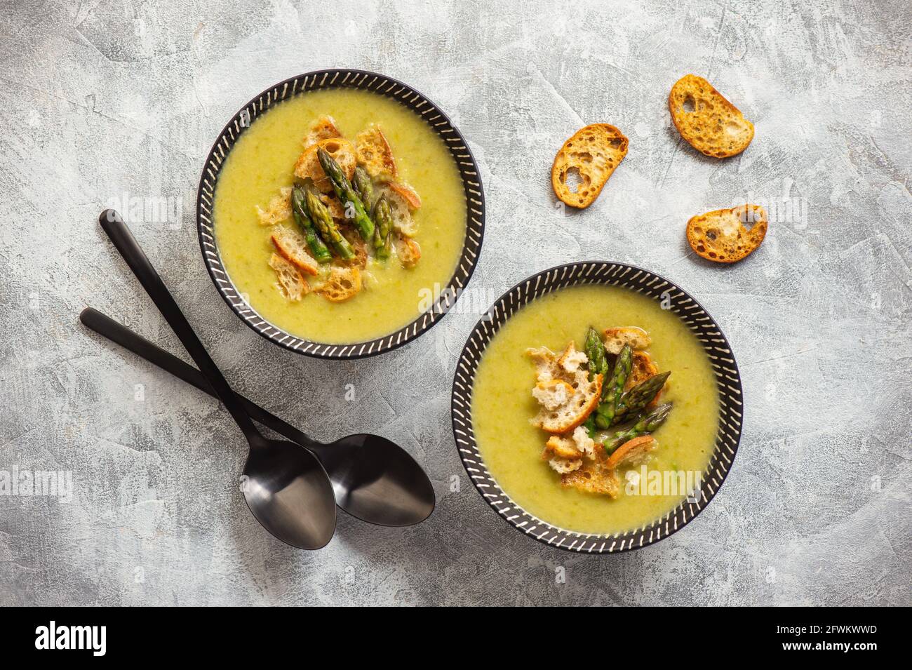 Zuppa di crema di asparagi fatta in casa con crostini. Foto Stock