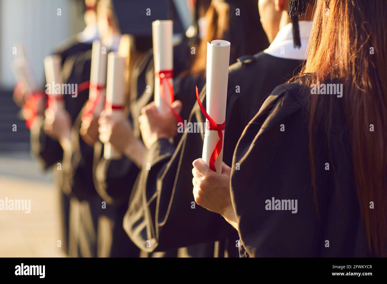 Studente con diploma di laurea al college o cerimonia di laurea universitaria Foto Stock